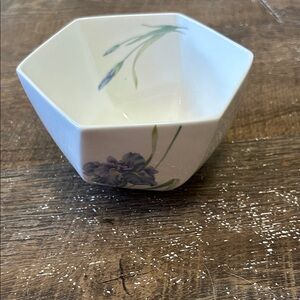 Christopher Stuart Bone China Y1519 Iris 6" x 4 3/8" Planter‎